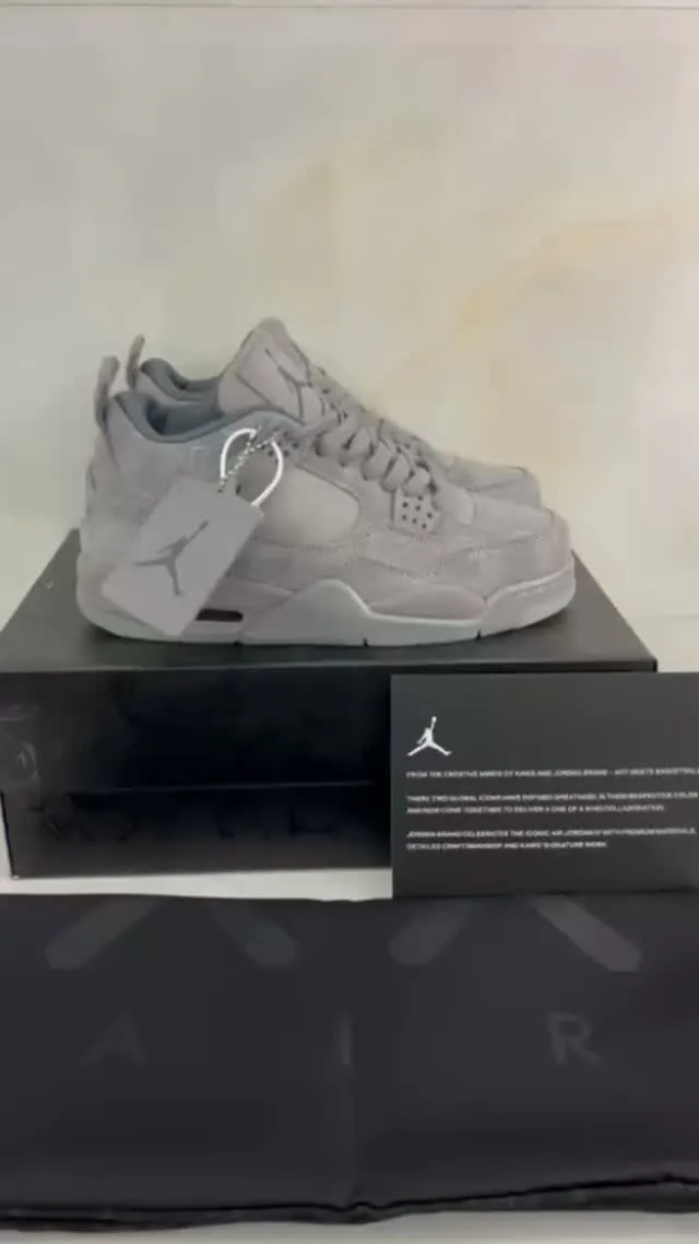 Air Jordan 4 cinza-claro camurça