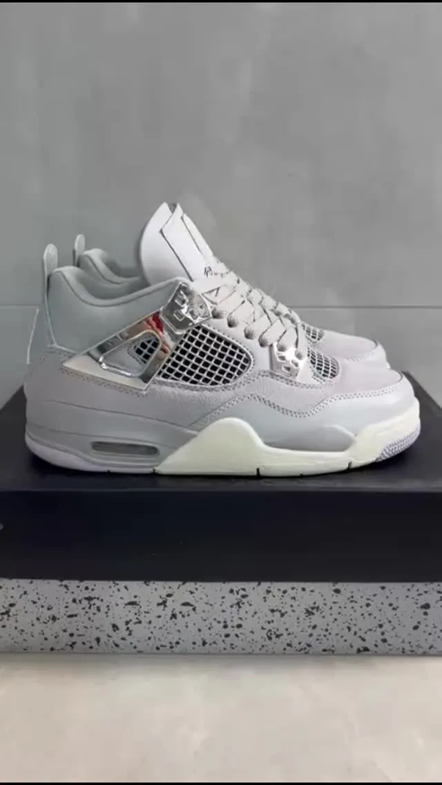 Air Jordan 4 cinza e prata