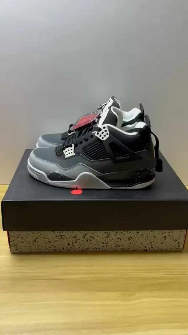 Air Jordan 4 cinza e preto