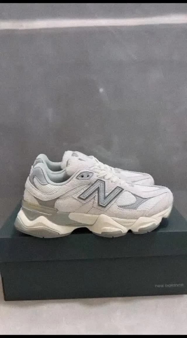 New Balance 9060 cinza-claro, ângulo 1 de 2