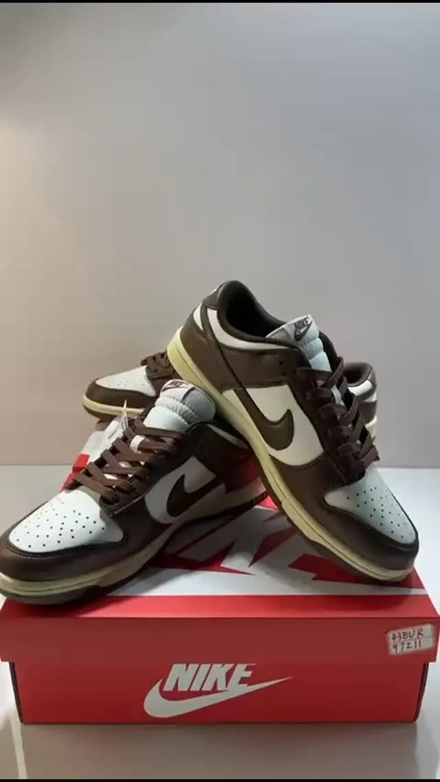 Nike Dunk Low marrom e creme