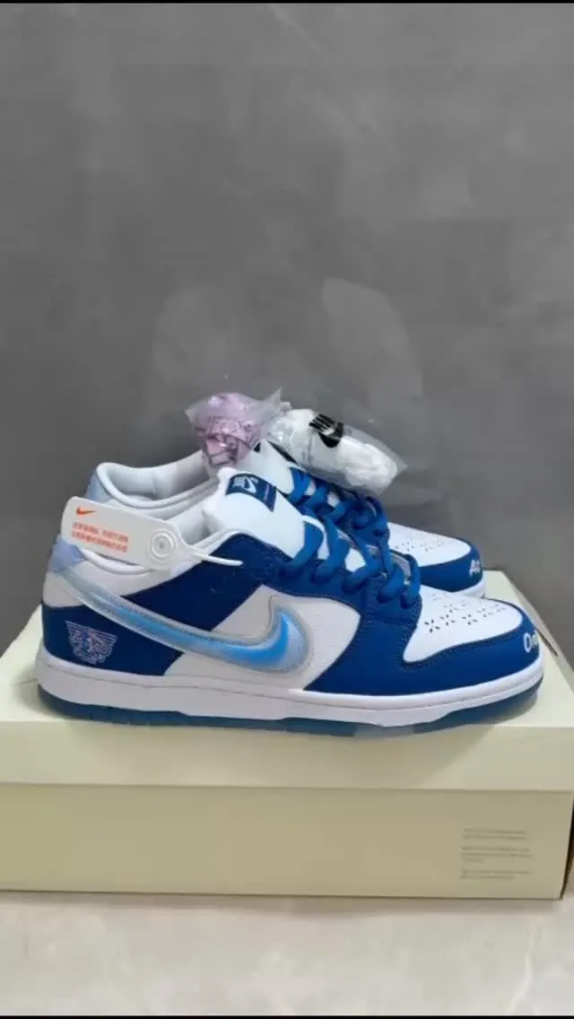 Nike SB Dunk azul e branco